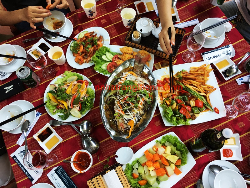 Dùng cơm trưa tại nhà hàng Hương Lan - Đảo Hoa Lan