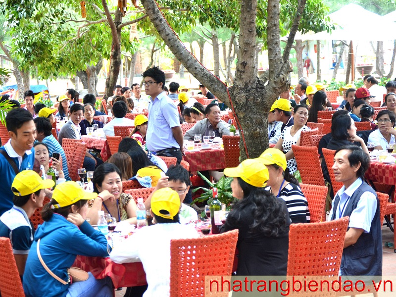 Dùng cơm trưa tại nhà hàng Hương Lan - Đảo Hoa Lan